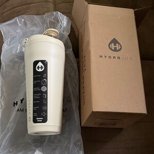 NWT HydroJug Beige Shaker Bottle